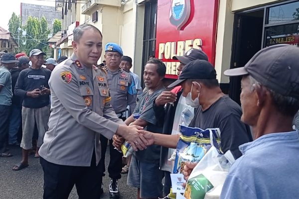 Polres Parepare mendistribusikan zakat fitrah Melali BAZNAS yang dipimpin oleh Kapolres AKBP Indra Waspada Yudha