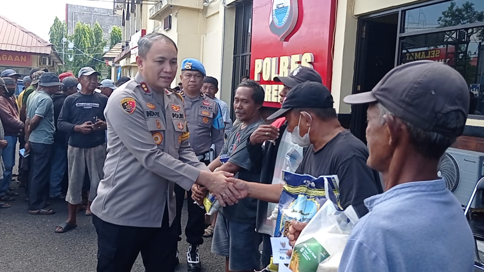 Polres Parepare mendistribusikan zakat fitrah Melali BAZNAS yang dipimpin oleh Kapolres AKBP Indra Waspada Yudha