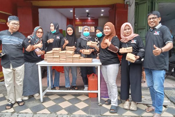 Perindo Parepare Bagikan Takjil di Jalan Bau Massepe, Libatkan Pelaku UMKM