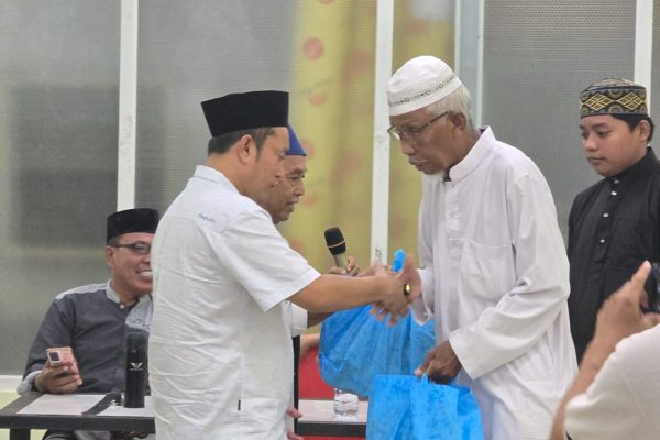 Wakil Ketua MD KAHMI Parepafe Muh Yusuf menyerahkan paket bantuan kepada perwakilan panti asuhan pada buka puasa bersama di kafe Lagota