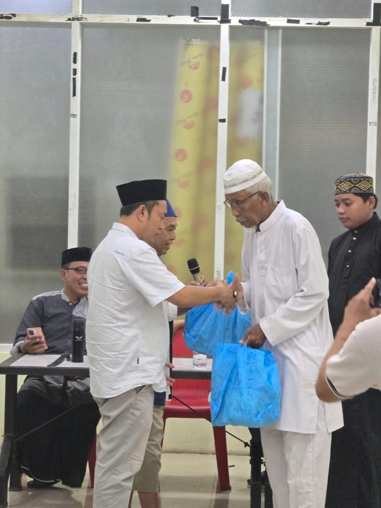 Wakil Ketua MD KAHMI Parepafe Muh Yusuf menyerahkan paket bantuan kepada perwakilan panti asuhan pada buka puasa bersama di kafe Lagota