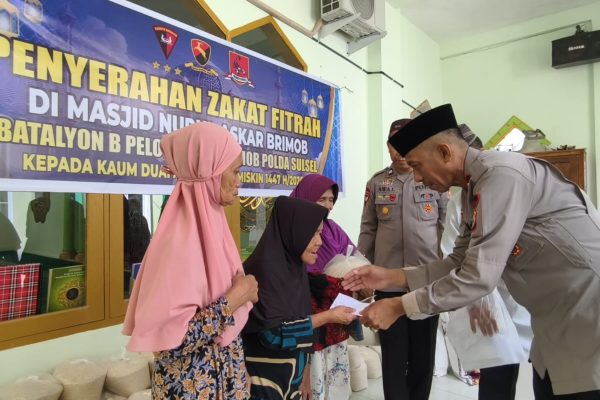 Batalyon B Pelopor Satuan Brimob Polda Sulsel melaksanakan kegiatan sosial dengan menyalurkan zakat fitrah kepada kaum duafa dan fakir miskin di Masjid Nurul Askar