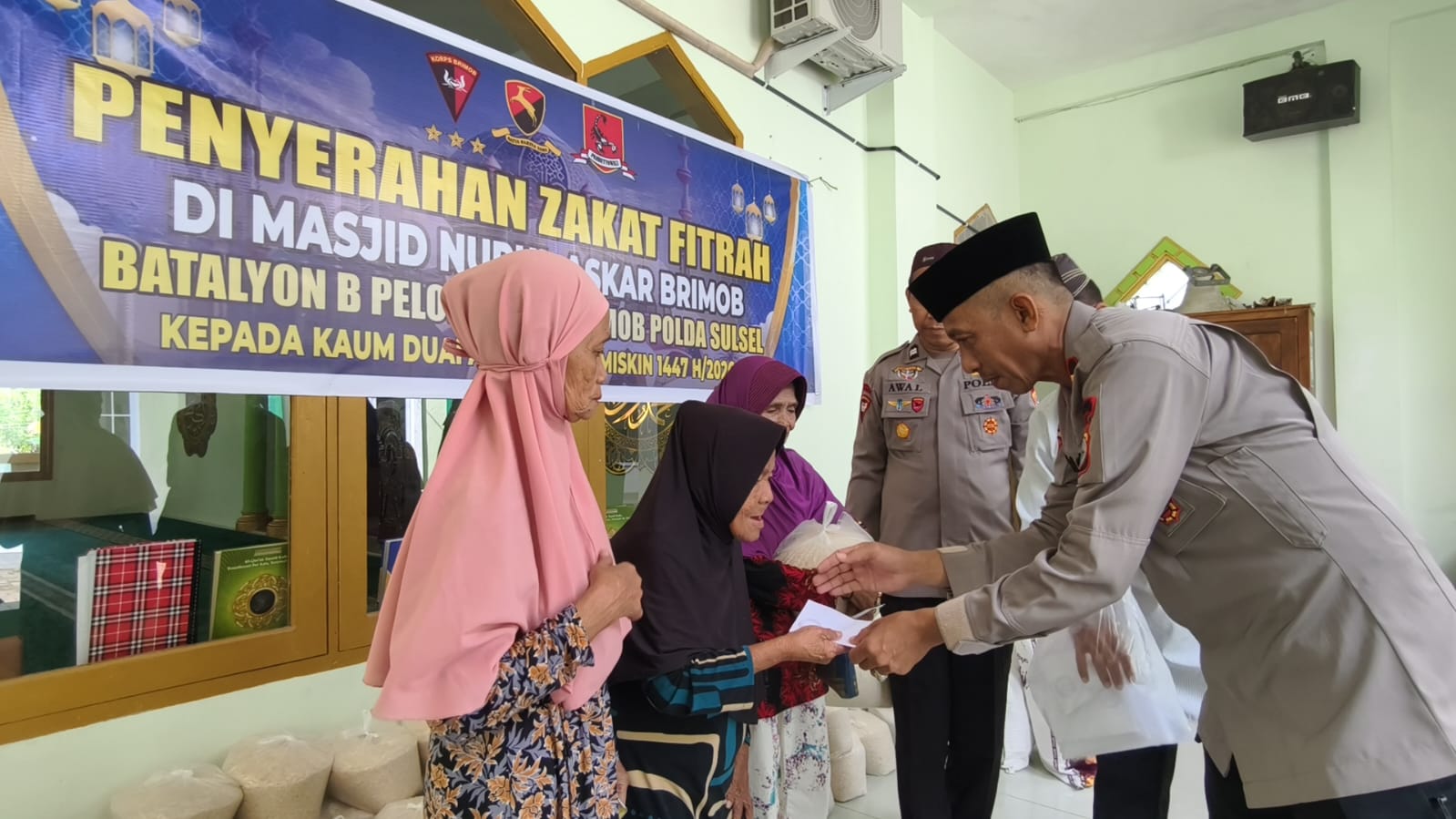 Batalyon B Pelopor Satuan Brimob Polda Sulsel melaksanakan kegiatan sosial dengan menyalurkan zakat fitrah kepada kaum duafa dan fakir miskin di Masjid Nurul Askar
