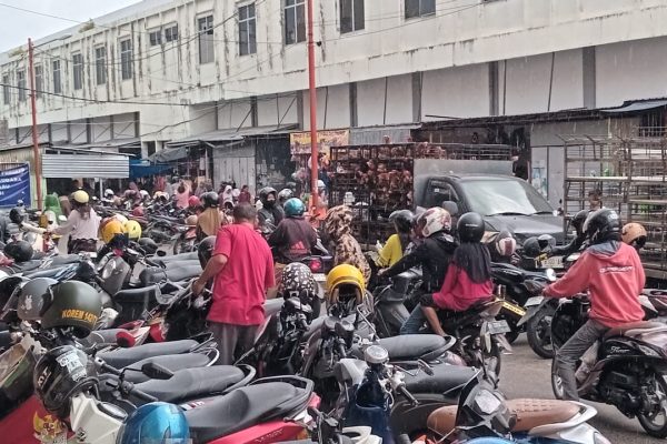 Suasana pasar lakessi kota Parepare kamis pagi 19 Maret 2026 padat pengunjung kendaraan sampai meluber ke ruas jalan