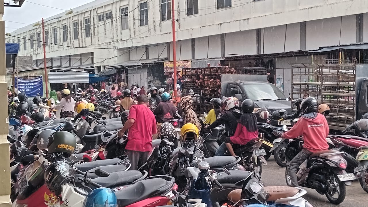 Suasana pasar lakessi kota Parepare kamis pagi 19 Maret 2026 padat pengunjung kendaraan sampai meluber ke ruas jalan
