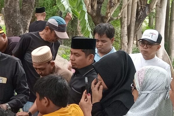 Wali Kota Tasming Hamid membaur dengan warga menghadiri pemakaman almarhum Suandy Suaib di pekuburan Laberru