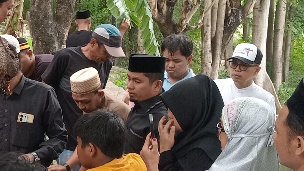 Wali Kota Tasming Hamid membaur dengan warga menghadiri pemakaman almarhum Suandy Suaib di pekuburan Laberru
