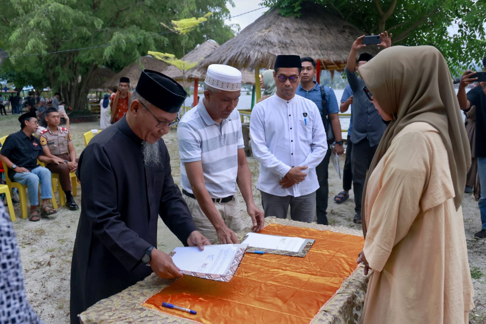 Objek Wisata Lasonrai Beach di Dusun Ujungnge, Desa Batupute, Kecamatan Soppeng Riaja, Kabupaten Barru, resmi kembali dibuka setelah melalui proses mediasi yang difasilitasi Pemerintah Kabupaten Barru melalui Dinas Pariwisata, Ekonomi Kreatif, Pemuda dan Olahraga