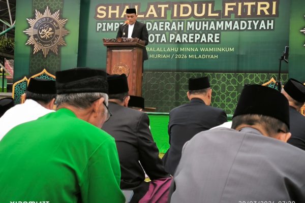Wakil Walikota Parepare Hermanto melaksanakan shalat idul Fitri di lapangan Andi Makkasau Parepare bersama warga Muhammadiyah
