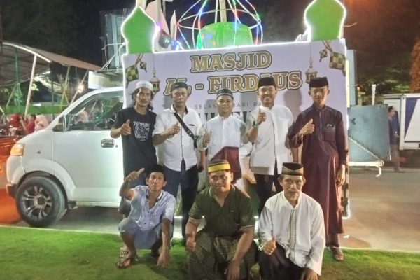 Pengurus Masjid Al Firdaus Labukkang menyemarakkan lomba Takbir Keliling yang digelar pemerintah kota Parepare dalam rangka Hari Raya Idul Fitri 1447 H