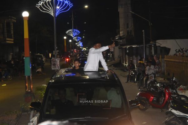 Bupati Sidrap Syaharuddin Alrif turut menyemarakkan takbir keliling menyambut idul Fitri bersama dengan masyarakat Sidrap