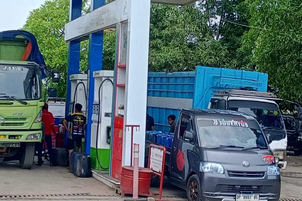Potret pembelian BBM subsidi menggunakan jerigen di SPBU Siawung Barru dalam skala besar menjadi perhatian masyarakat