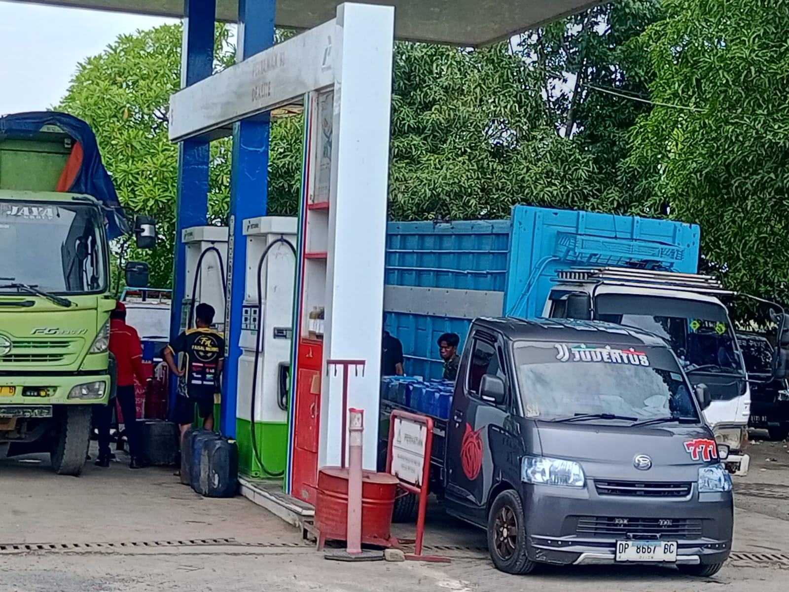 Potret pembelian BBM subsidi menggunakan jerigen di SPBU Siawung Barru dalam skala besar menjadi perhatian masyarakat