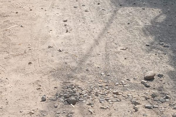 Kondisi bahu jalan di sekitar Jalan Jenderal Ahmad Yank Parepare yang mulai rusak, padahal usianya baru setahun