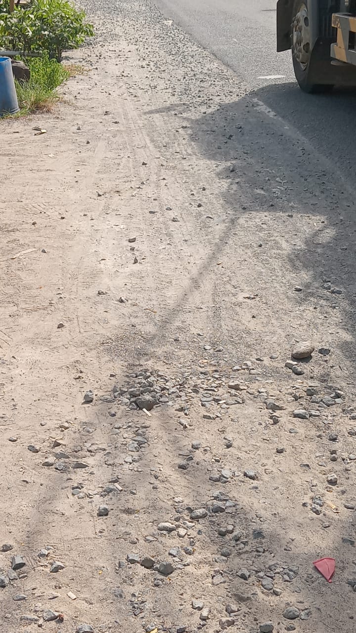 Kondisi bahu jalan di sekitar Jalan Jenderal Ahmad Yank Parepare yang mulai rusak, padahal usianya baru setahun
