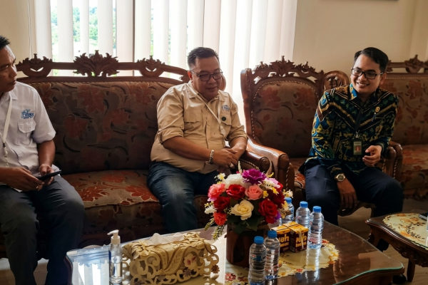 Ketua SMSI Parepare Abdul Razak Arsyad melakukan audiensi dengan Ketua Pangadilan Negeri Parepare Andi Musyafir dalam rangka sinergtas informasi