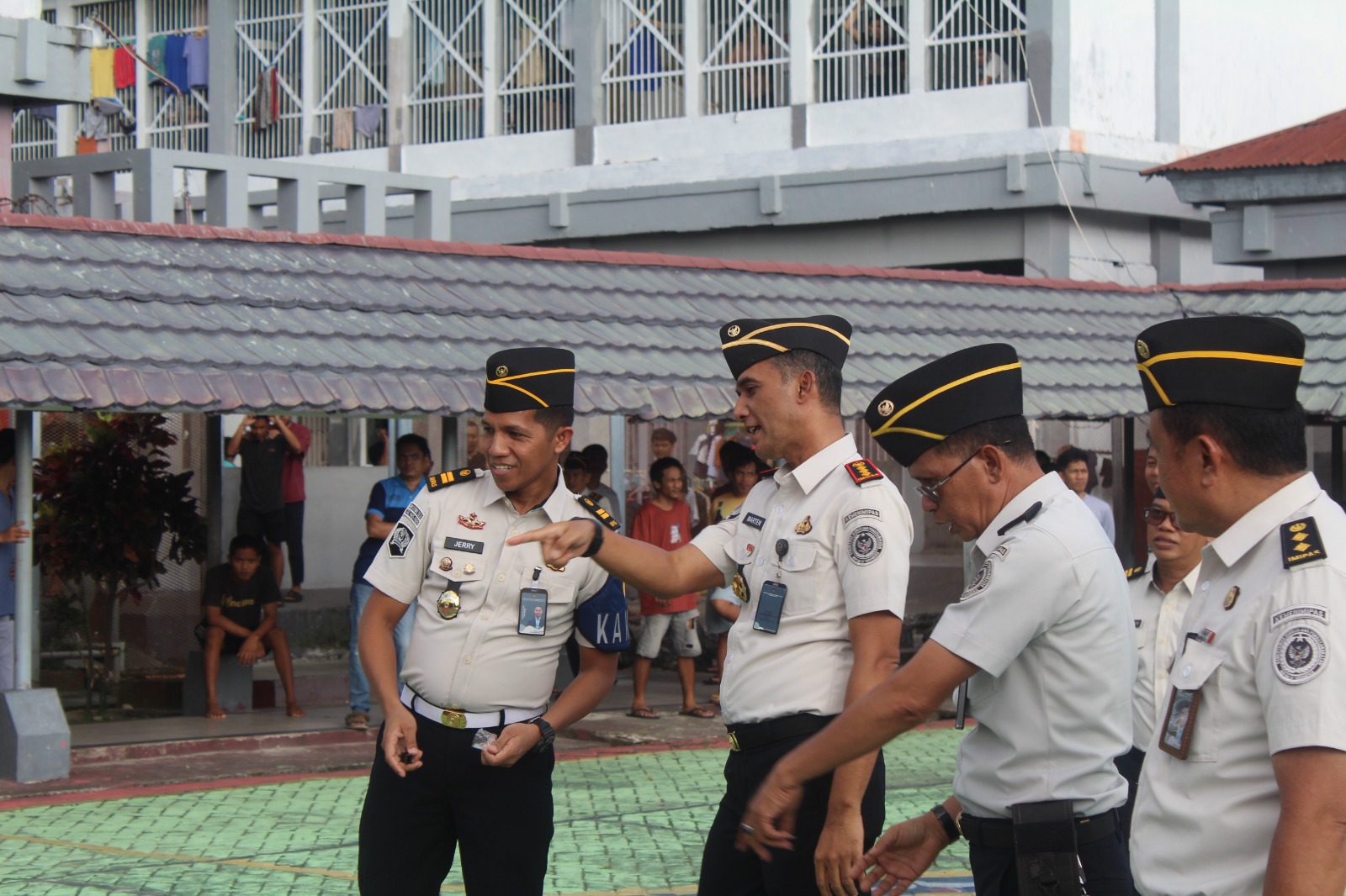 Kepala Lapas Kelas IIA Parepare, Marten memimpin upacara pembukaan Pekan Olahraga Warga Binaan Pemasyarakatan dan pegawai