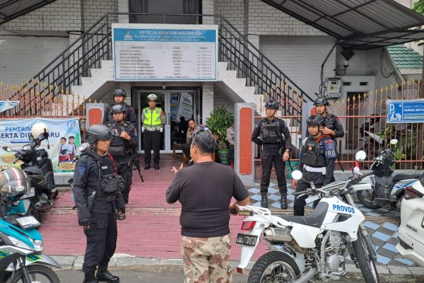 personel Batalyon B Pelopor Satuan Brimob Polda Sulsel melaksanakan patroli pengamanan di sejumlah gereja yang berada di wilayah Kota Parepare