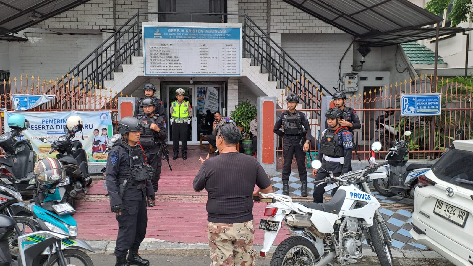 personel Batalyon B Pelopor Satuan Brimob Polda Sulsel melaksanakan patroli pengamanan di sejumlah gereja yang berada di wilayah Kota Parepare