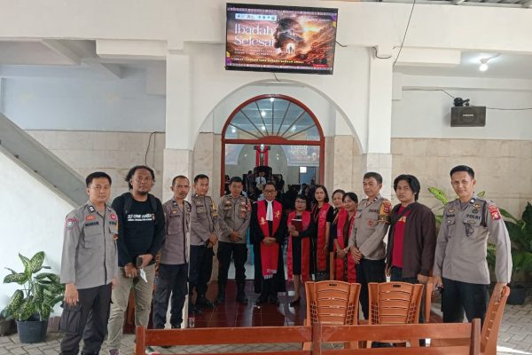 Sejumlah personil polisi dari Polres Maros memastikan prosesi ibadah Jumat Agung berjalan aman dan lancar