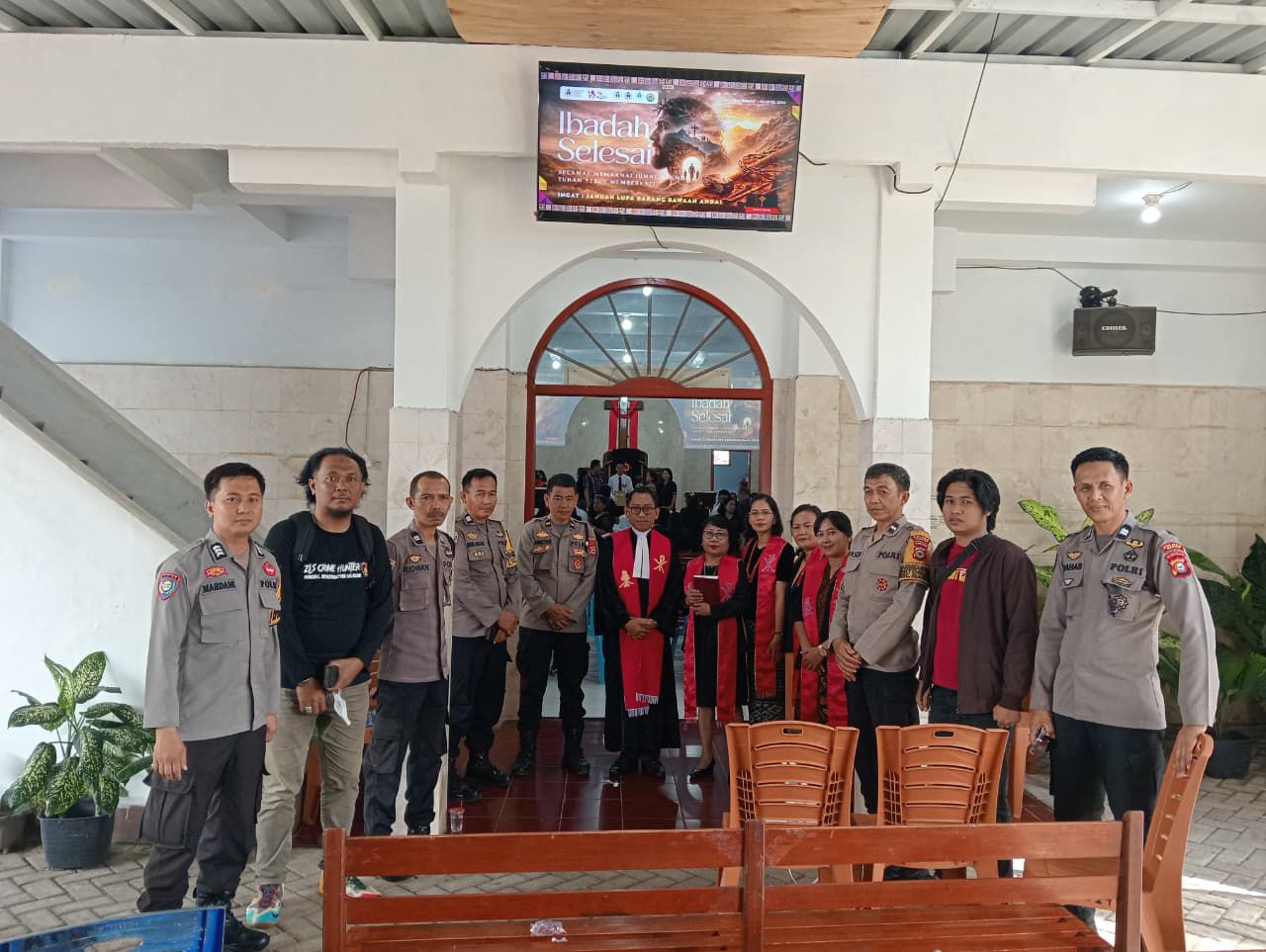 Sejumlah personil polisi dari Polres Maros memastikan prosesi ibadah Jumat Agung berjalan aman dan lancar