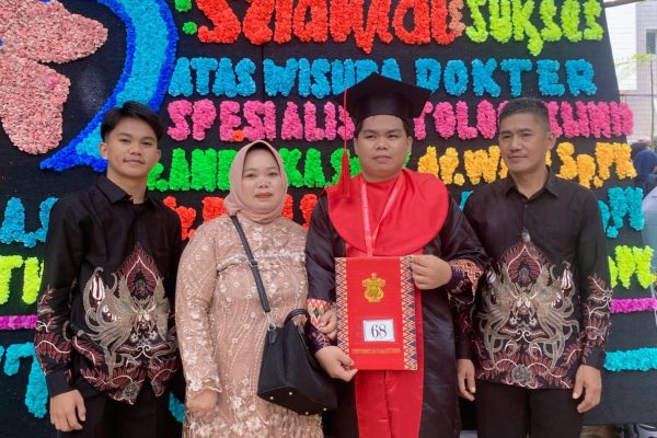 Wisudawan terbaik Unhas Muhammad Yunus berfoto bersama keluarga