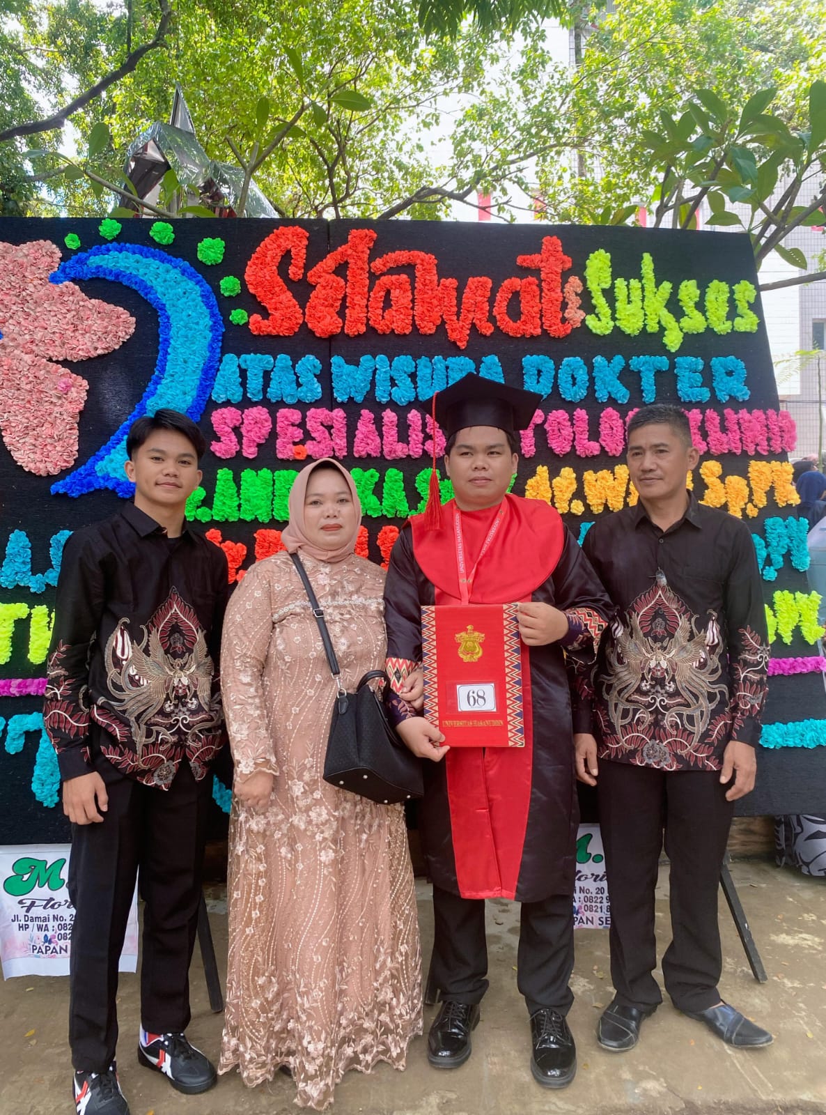 Wisudawan terbaik Unhas Muhammad Yunus berfoto bersama keluarga