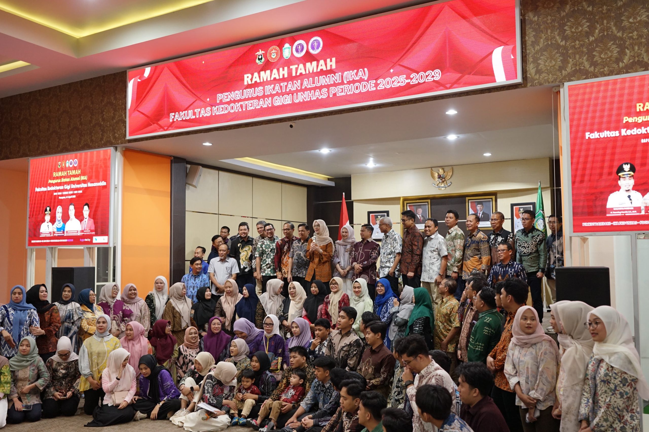 Foto bersama Wali Kota Parepare Tasming Hamid dengan Ikatan dengan Alumni Fakultas Kedokteran Gigi Universitas Hasanuddin pada ramah tamah pengurus