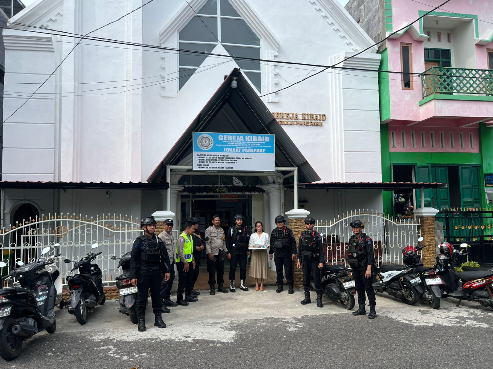 Batalyon B Pelopor Satuan Brimob Polda Sulsel melaksanakan patroli pengamanan pada perayaan Hari Raya Paskah di wilayah Parepare