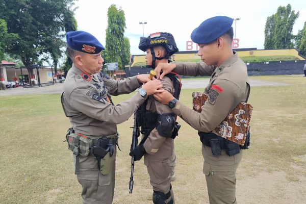 Komandan Batalyon B Pelopor Satuan Brimob Polda Sulawesi Selatan Kompol Dr. Ramli, S.Sos., S.M., M.Si., M.M memimpin langsung kegiatan pembukaan pelatihan Jungle Warfare