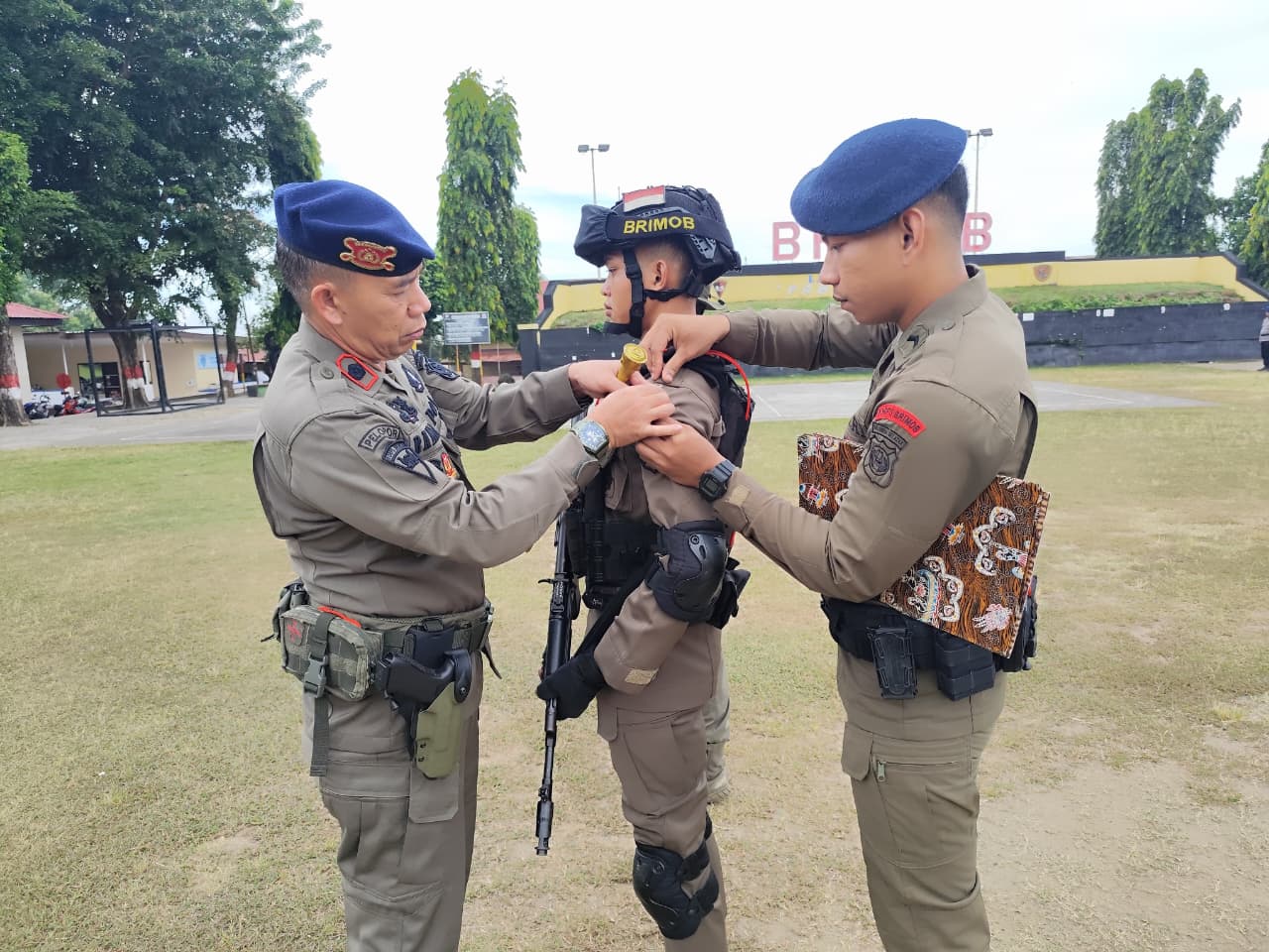 Komandan Batalyon B Pelopor Satuan Brimob Polda Sulawesi Selatan Kompol Dr. Ramli, S.Sos., S.M., M.Si., M.M memimpin langsung kegiatan pembukaan pelatihan Jungle Warfare