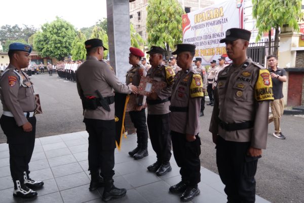 Kapolres Parepare AKBP Indra Waspada Yuda memberikan apresiasi kepada bhabinkamtibmas Polsek KPN