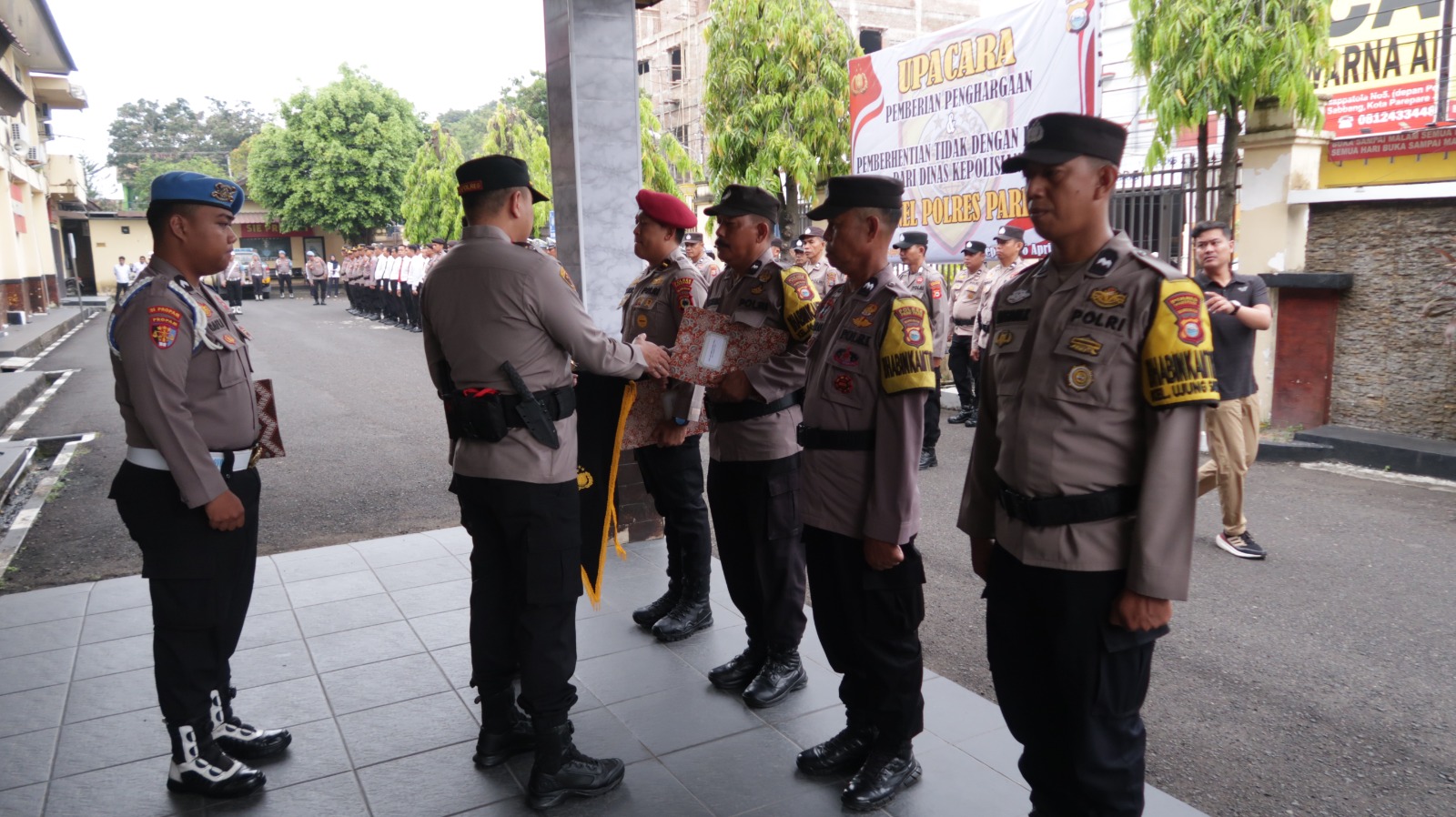 Kapolres Parepare AKBP Indra Waspada Yuda memberikan apresiasi kepada bhabinkamtibmas Polsek KPN