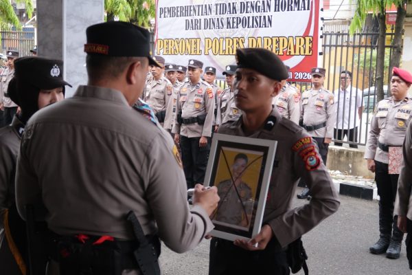 Kapolres Parepare AKBP Indra Waspada Yudha memberikan penghargaan kepada personil polisi berprestasi sekaligus memberikan sanksi PTDH