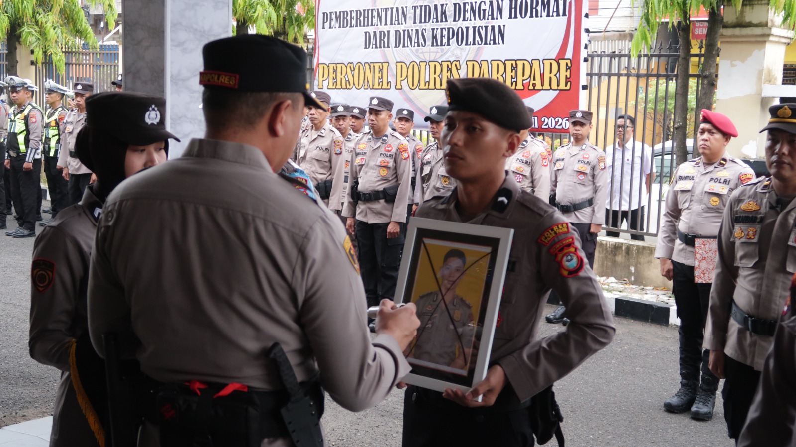 Kapolres Parepare AKBP Indra Waspada Yudha memberikan penghargaan kepada personil polisi berprestasi sekaligus memberikan sanksi PTDH