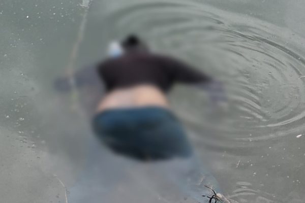 Warga digegerkan dengan penemuan seorang mayat wanita terapung di sekitar pompa penambangan pasir Kecamatan Tanete Riaja