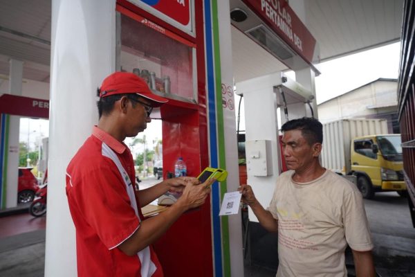 Proses verifikasi kartu di SPBU bagi konsumen untuk memastikan BBM subsidi tepat sasaran