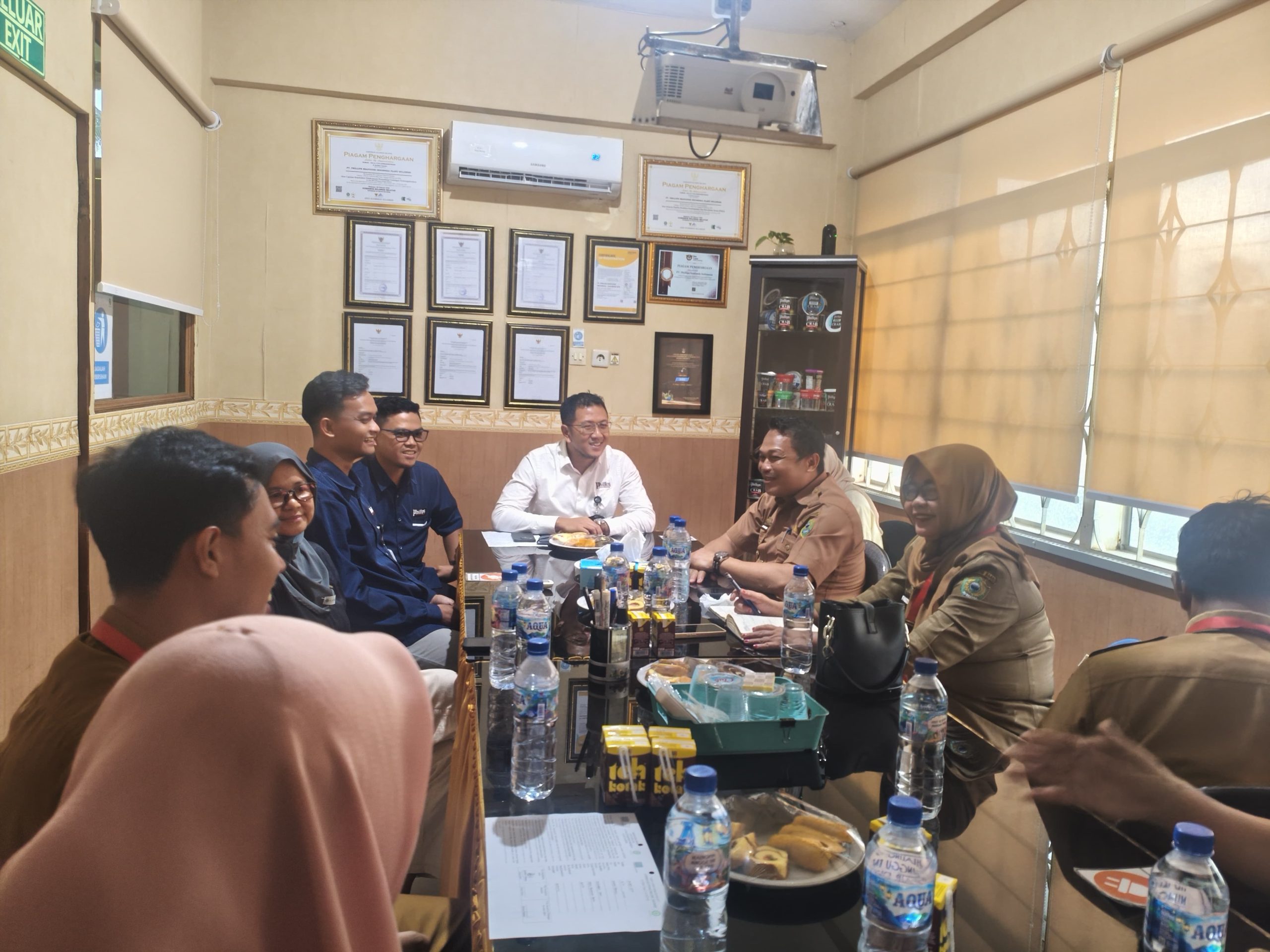 Kepala Dinas Perikanan Barru Muhammad Usluhuddin mengunjungi perusahaan industri PT Phillips Sea Food Indonesia perikanan di Kelurahan Bojo Baru