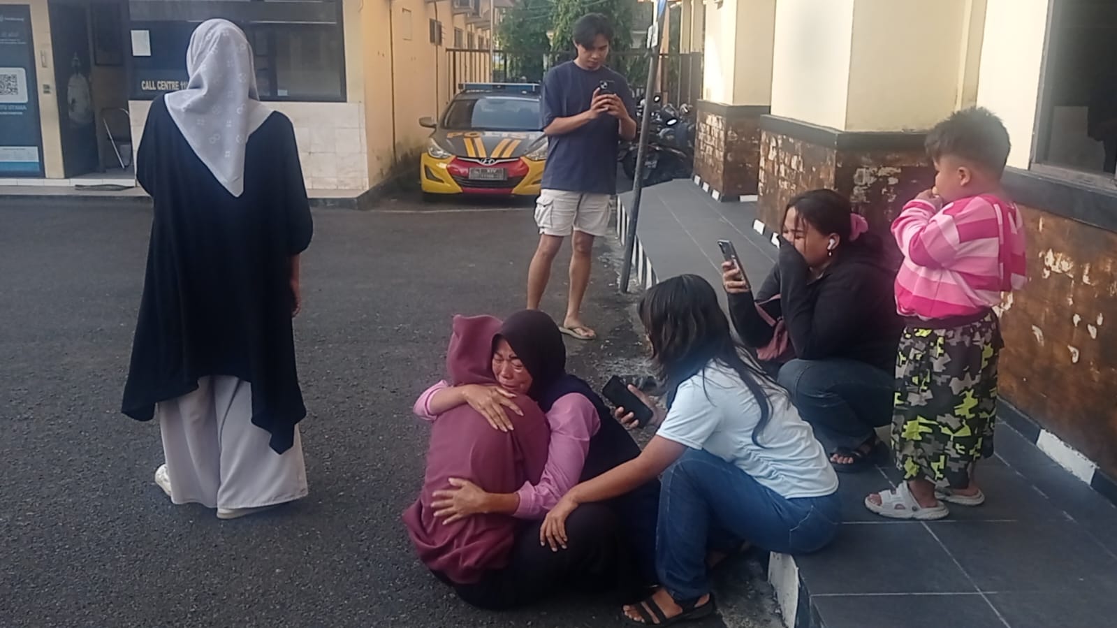 Momen haru seorang ibu memeluk anaknya yang sempat hilang selama 3 bulan