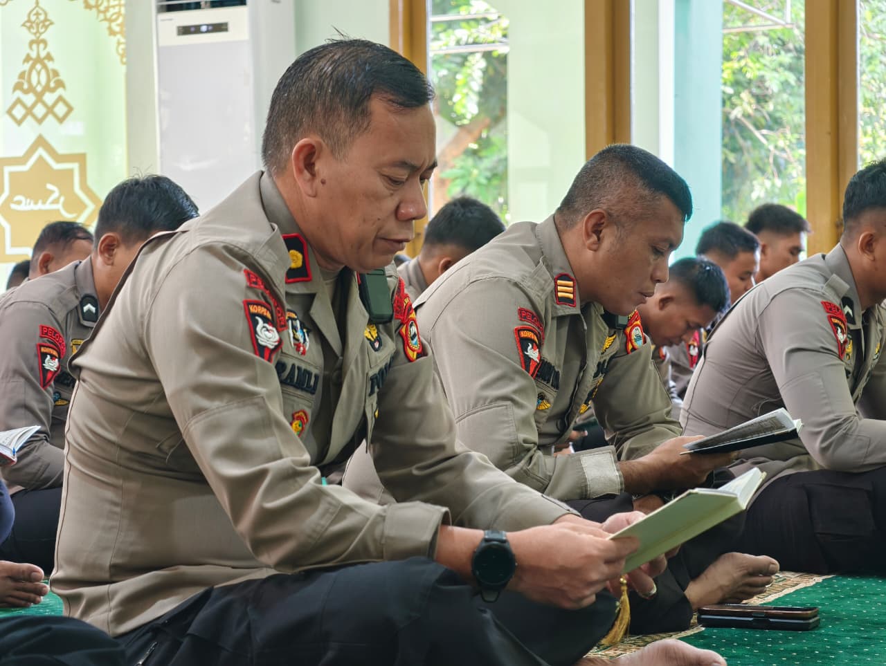 Komandan Batalyon B Pelopor Satuan Brimob Polda Sulsel, Kompol Dr. Ramli, S.Sos., S.M., M.Si., M.M menegaskan pentingnya kegiatan pembinaan rohani dan mental (Binrohtal) bagi seluruh personel dalam menunjang pelaksanaan tugas di lapangan