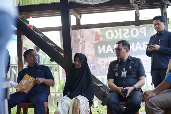 Wali Kota Parepare Tasming Hamid bersama Sekda Amarun Agung Hamka menemui korban kebakaran di Lumpue