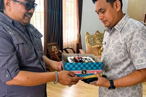 Ketua SMSI Parepare Abdul Razak Arsyad memberikan ucapan selamat ulang tahun kepada Wakil Walikota Parepare Hermanto