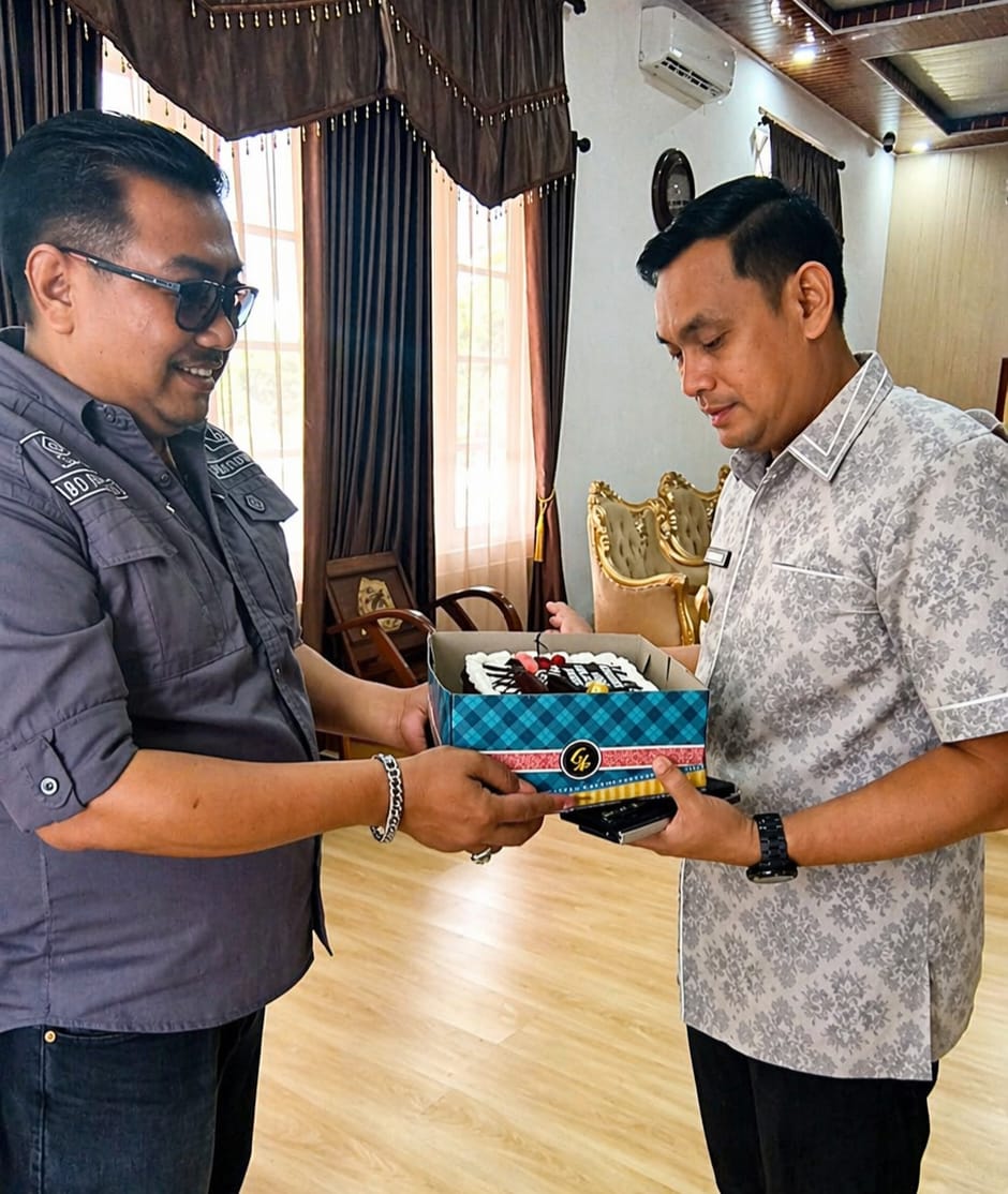 Ketua SMSI Parepare Abdul Razak Arsyad memberikan ucapan selamat ulang tahun kepada Wakil Walikota Parepare Hermanto