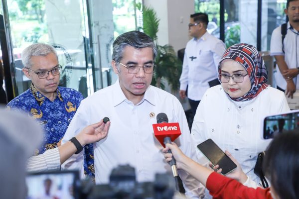 Menteri Ketenagakerjaan (Menaker), Yassierli saat melayani pertanyaan wartawan