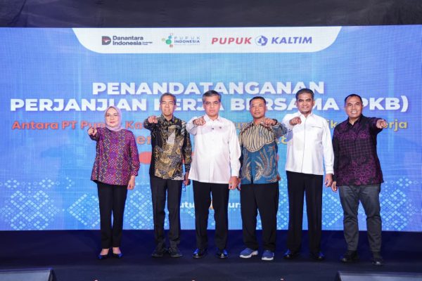 Menteri Ketenagakerjaan (Menaker) Yassierli saat penandatanganan Perjanjian Kerja Bersama (PKB) ke-VIII periode 2026–2028 antara PT Pupuk Kalimantan Timur (PKT) dan Serikat Pekerja Kerukunan Keluarga Karyawan PT Pupuk Kaltim