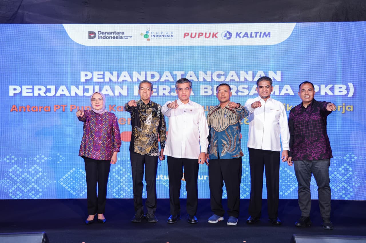 Menteri Ketenagakerjaan (Menaker) Yassierli saat penandatanganan Perjanjian Kerja Bersama (PKB) ke-VIII periode 2026–2028 antara PT Pupuk Kalimantan Timur (PKT) dan Serikat Pekerja Kerukunan Keluarga Karyawan PT Pupuk Kaltim