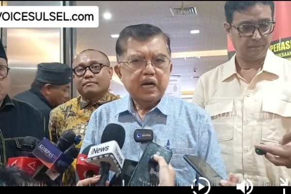 Wakil Presiden ke 10 & 12 Jusuf Kalla memberikan keterangan pers dihadapan awak media