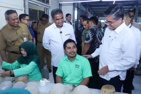 Menteri Ketenagakerjaan (Menaker), Yassierli, melakukan inspeksi mendadak (sidak) ke perusahaan