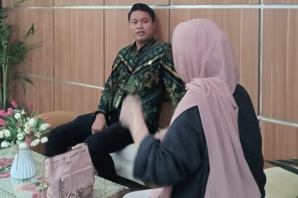 Emma Emilia Malaka menemui bagian panitera Pengadilan Negeri Parepare