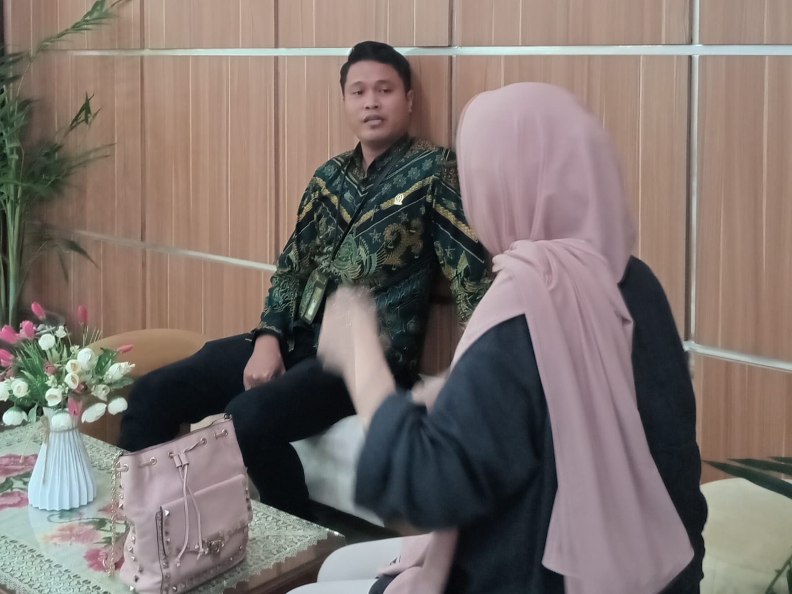 Emma Emilia Malaka menemui bagian panitera Pengadilan Negeri Parepare